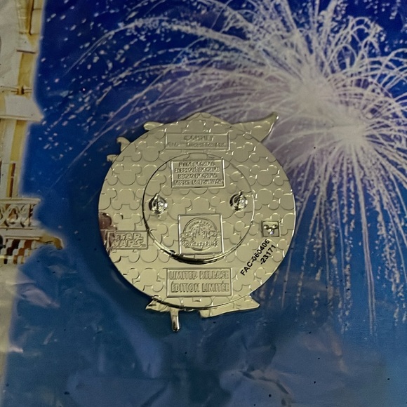 New Disney Parks Limited Release Star Wars Yoda Spinner Pin - Picture 3 of 3
